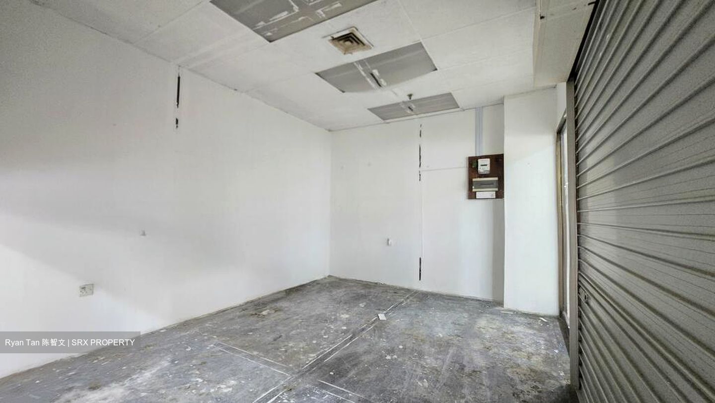 Upper Serangoon Shopping Centre (D19), Shop House #586011481